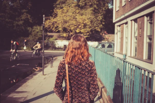 Jonge vrouw wandelen in de stad — Stockfoto