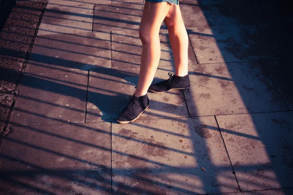 一位年轻的女子站在大街上的双腿 — 图库照片