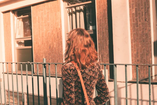 Junge Frau zu Fuß in der Stadt — Stockfoto