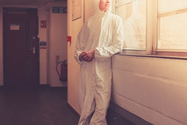 Scientifique en costume de chaudière par fenêtre — Photo