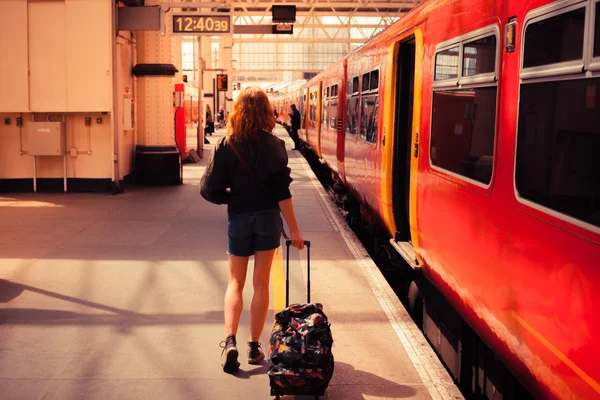 Mujer joven a punto de subir a un tren — Foto de Stock