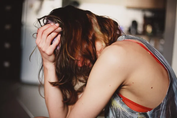 Triest vrouw thuis met een hoofdpijn — Stockfoto