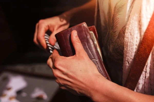 Женщина держит свой бумажник на улице — стоковое фото