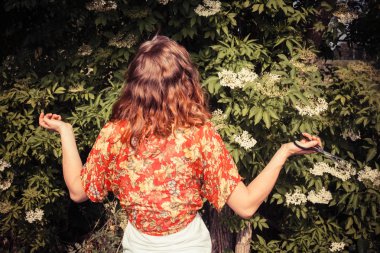 genç kadın elderflowers tespit