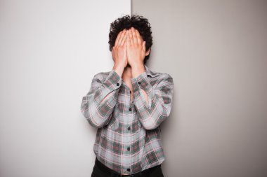 Çift renkli arka plan karşı kızgın genç adam