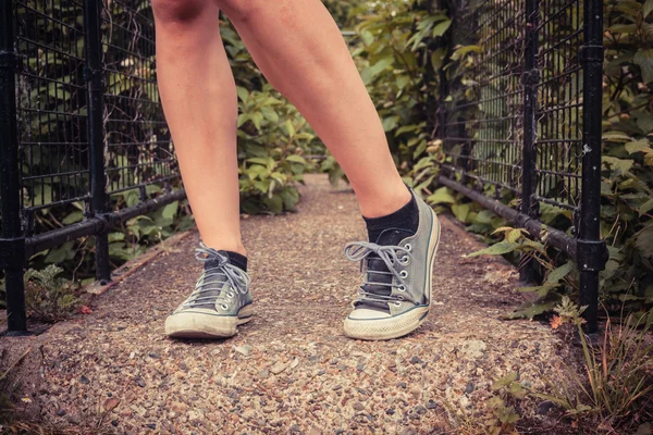 A lábak, egy fiatal nő kívül a természetben — Stock Fotó