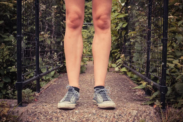 As pernas de uma jovem mulher lá fora na natureza — Fotografia de Stock