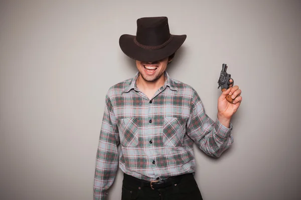 Молодой ковбой с пистолетом — стоковое фото