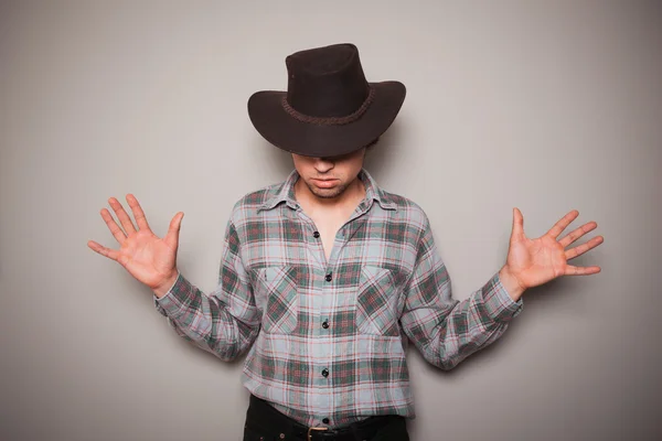 Genç cowboy-yeşil bir arka plana dayanır — Stok fotoğraf