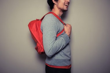 kırmızı sırt çantası ile mutlu genç öğrenci