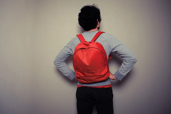 赤いバックパックを持つ男の背面図 — ストック写真
