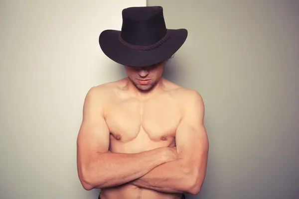 Shirtless jovem cowboy contra fundo de cor dupla — Fotografia de Stock