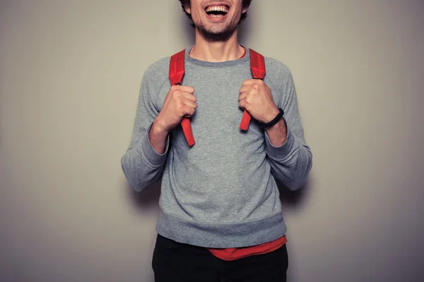 Jovem estudante feliz com mochila vermelha — Fotografia de Stock