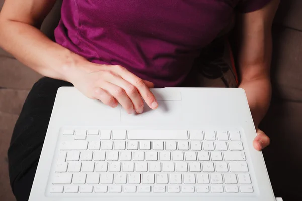 Jovem mulher usando computador portátil — Fotografia de Stock