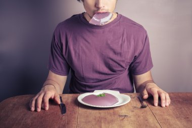 Genç adam yeme mor puding