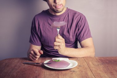 Genç adam yeme mor puding