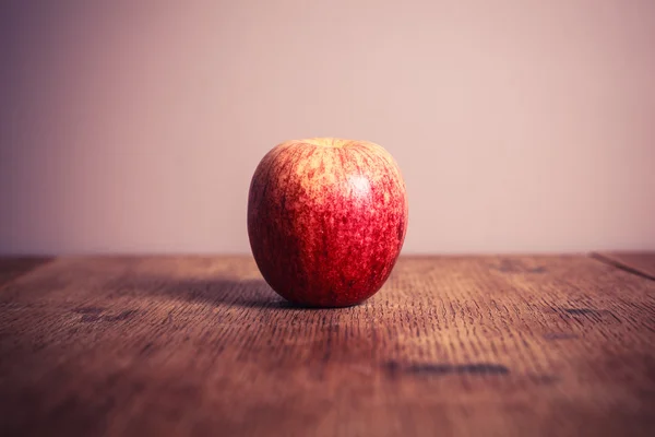 Gala royal pomme sur table en bois — Photo