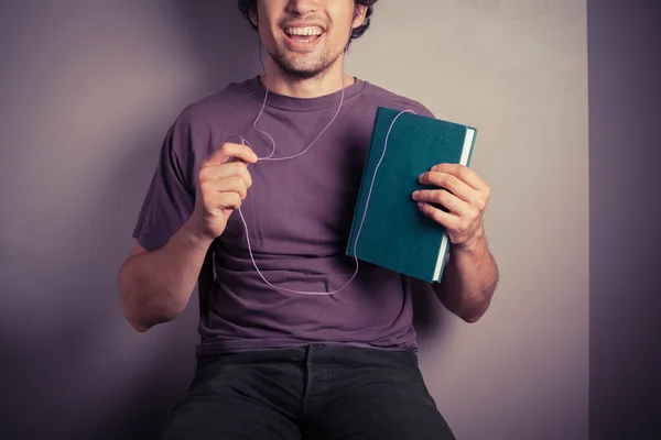 Νεαρός άνδρας ακούει ακουστικό βιβλίο — Φωτογραφία Αρχείου
