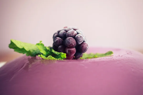 Detailní záběr na fialové pudink s blackberry — Stock fotografie
