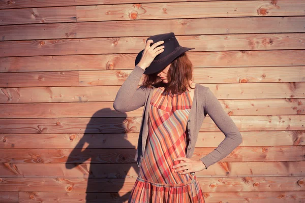 Junge Frau mit Cowboyhut — Stockfoto