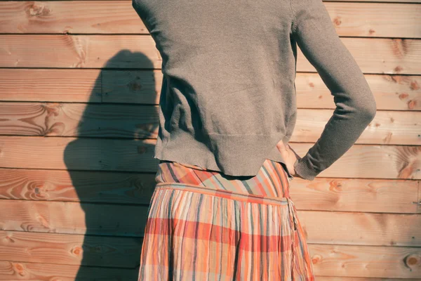 Jeune femme debout à l'extérieur cabine en bois — Photo