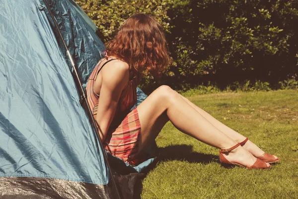 Jovem mulher sentada em uma tenda — Fotografia de Stock