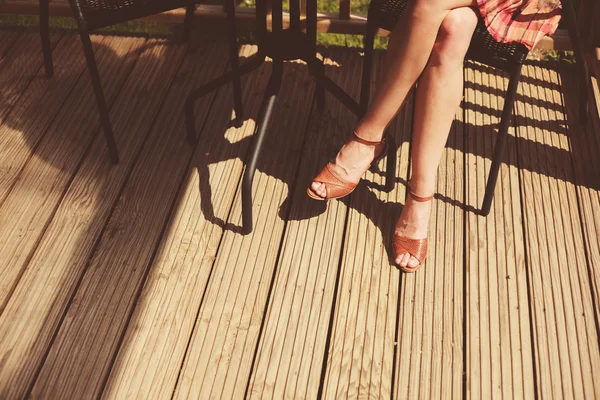 Jonge vrouw ontspannen op de veranda — Stockfoto