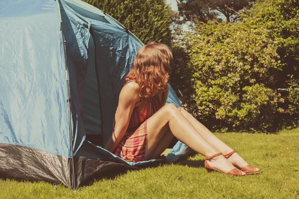 Wanita muda duduk di tenda — Stok Foto