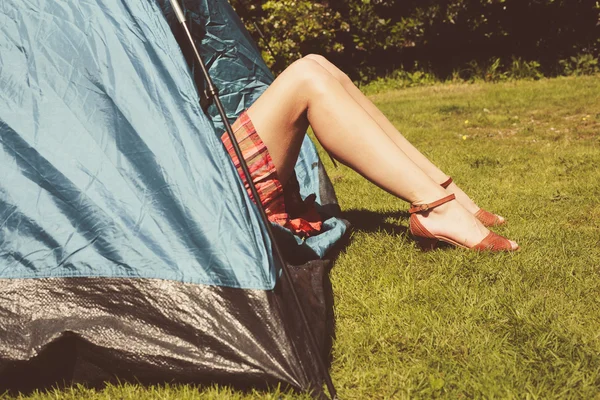 若い女性はテントの中から彼女の足を上げる — ストック写真