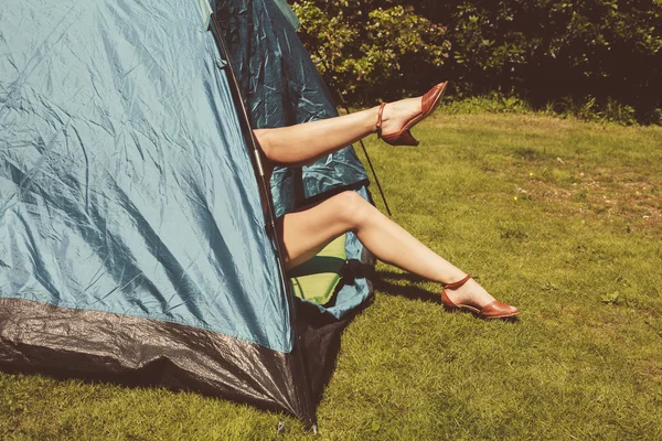 Wanita muda mengangkat kakinya dari dalam tenda — Stok Foto