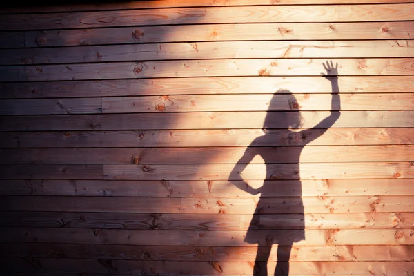 De schaduw van een jonge vrouw — Stockfoto