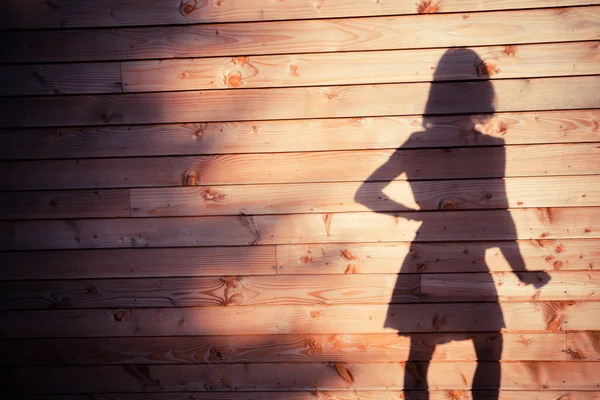 De schaduw van een jonge vrouw — Stockfoto