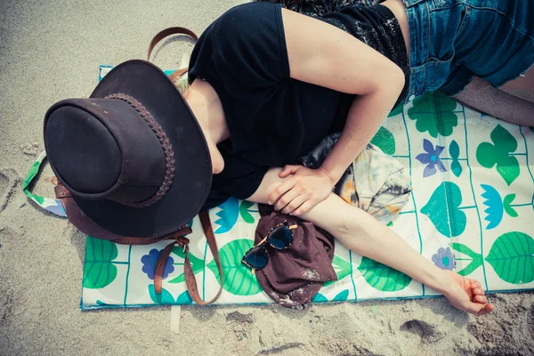 Jonge vrouw ontspannen op het strand — Stockfoto