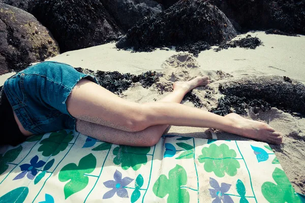 Jovem mulher relaxante na praia — Fotografia de Stock