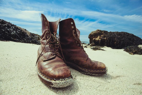 Pereche de cizme pe plajă — Fotografie, imagine de stoc