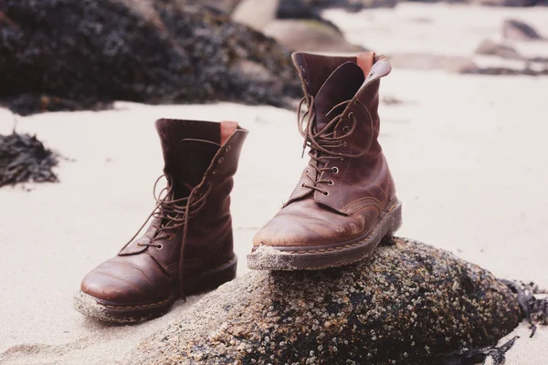 Par de botas na praia — Fotografia de Stock