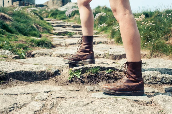 Close up on a woman 's feet as she is hiking — стоковое фото