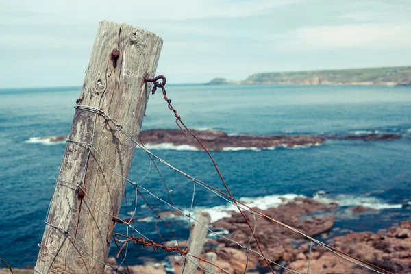 Oude hek post door de zee — Stockfoto