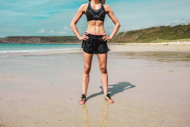 genç kadın plajda tonda abs ile uyum