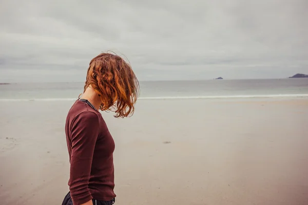 Νεαρή γυναίκα να στέκεται δίπλα στη θάλασσα — Φωτογραφία Αρχείου