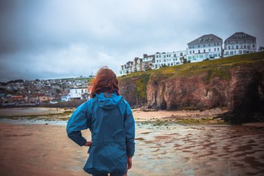 manzaranın kıyı kenti olan genç bir kadın