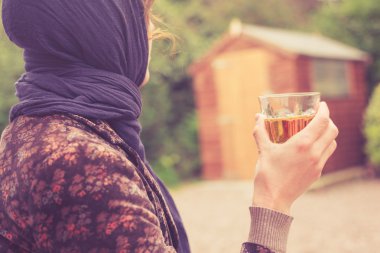 genç kadın bahçede içme