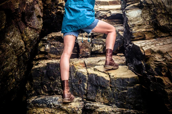 Jovem mulher escalando uma rocha — Fotografia de Stock