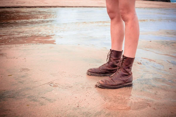 Las piernas de una mujer de pie en la playa — Foto de Stock