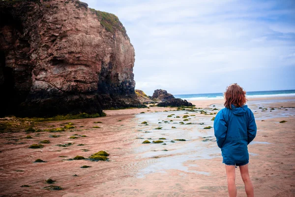 Femeie tânără în picioare pe plajă — Fotografie, imagine de stoc