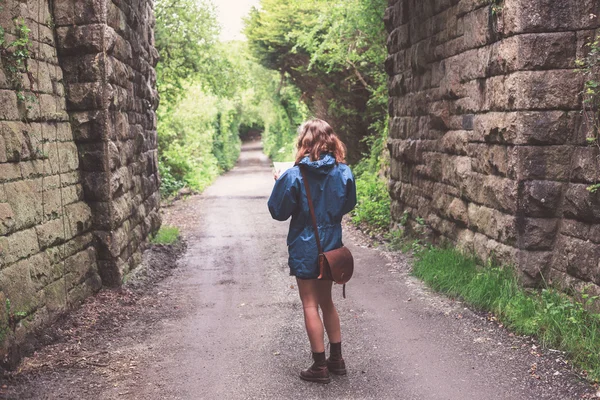 Mujer joven perdida en el bosque —  Fotos de Stock