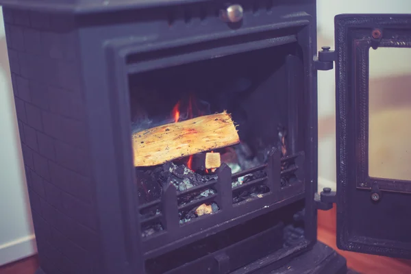 Woodburner dengan pembakaran log — Stok Foto