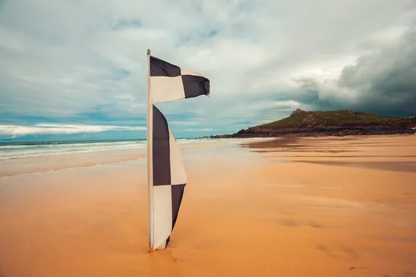 Bandera a cuadros en la playa — Foto de Stock