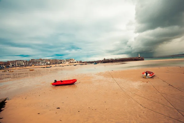 Łodzi w czasie odpływu w St ives — Zdjęcie stockowe