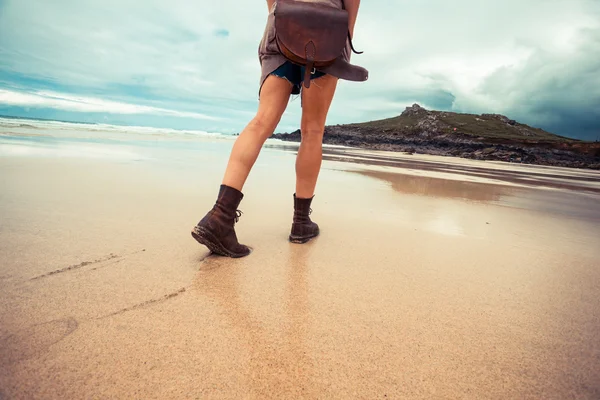 年轻女子沙滩上散步 — 图库照片